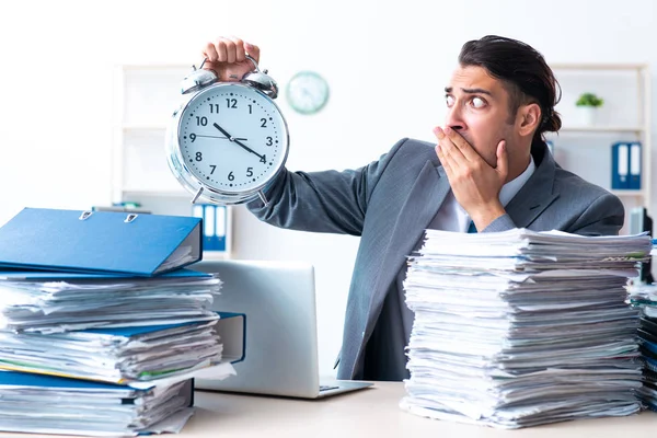 Uomo d'affari con un pesante carico di lavoro burocratico — Foto Stock