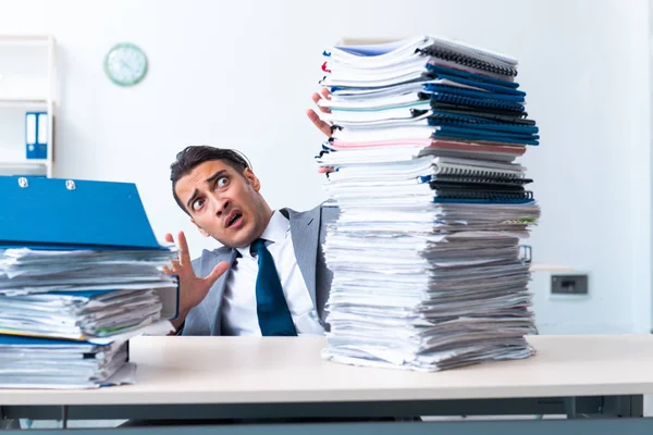 Businessman with heavy paperwork workload — Stock Photo, Image