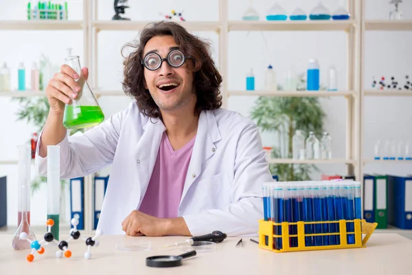 Zabawny chemik pracujący w laboratorium. — Zdjęcie stockowe