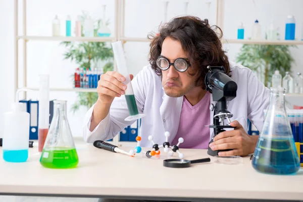 Químico masculino engraçado trabalhando no laboratório — Fotografia de Stock