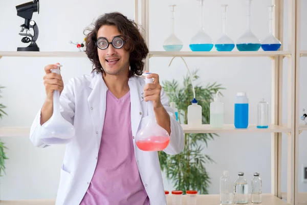 Αστείος χημικός που δουλεύει στο εργαστήριο. — Φωτογραφία Αρχείου