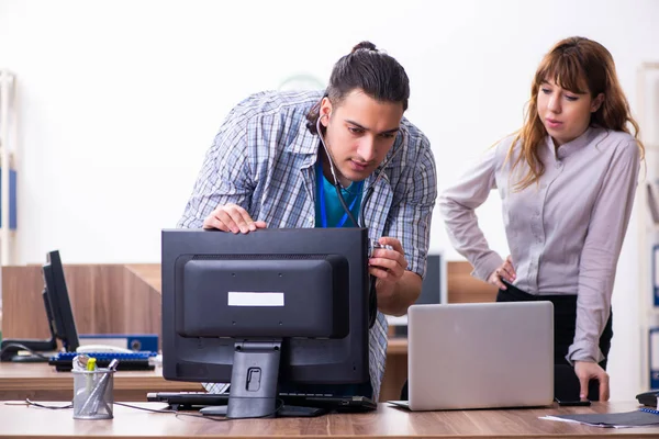 Junge männliche Fachkraft im Büro — Stockfoto