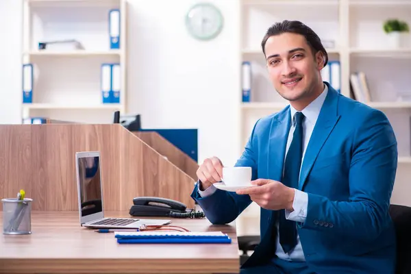 Молодий красивий бізнесмен сидить в офісі — стокове фото