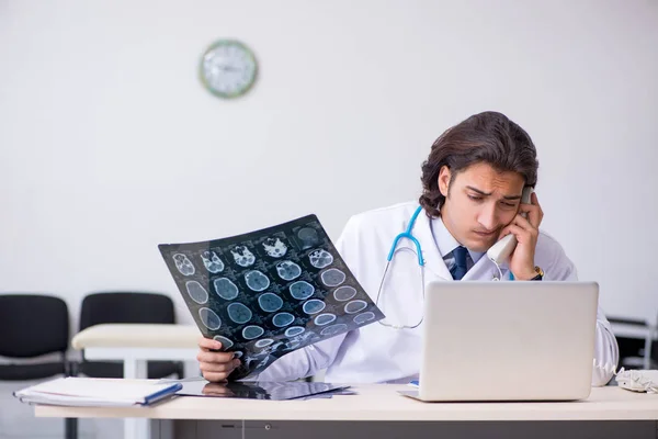 Ung manlig röntgenläkare som arbetar på kliniken — Stockfoto