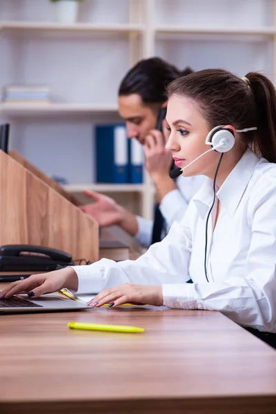 Operatori di call center che lavorano in ufficio — Foto Stock