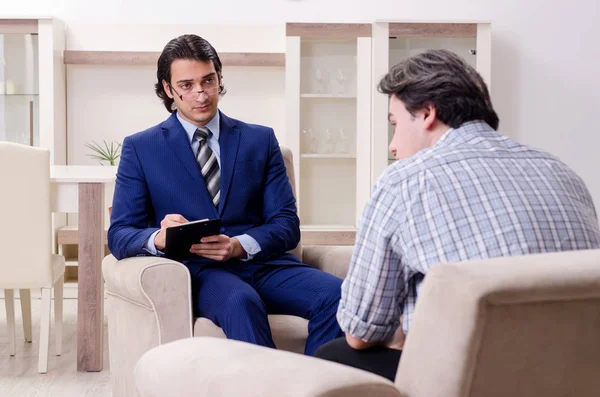 Jonge mannelijke patiënt in gesprek met psycholoog persoonlijk probleem — Stockfoto