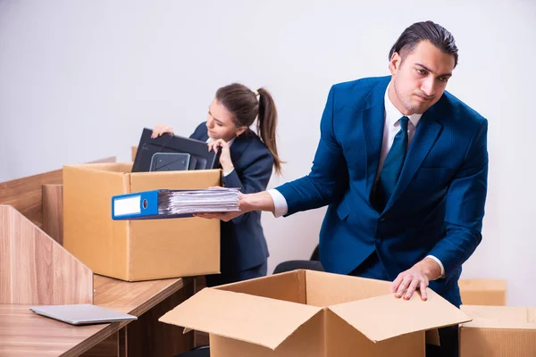 Dois funcionários sendo demitidos de seu trabalho — Fotografia de Stock