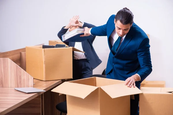 Dos empleados siendo despedidos de su trabajo — Foto de Stock