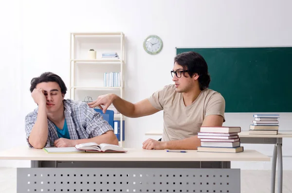 Två manliga elever i klassrummet — Stockfoto