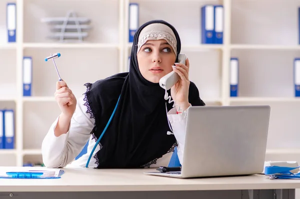 Ung läkare i hijab arbetar på kliniken — Stockfoto