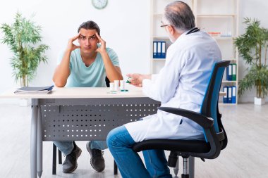 Genç adam ziyaret eski erkek doktor