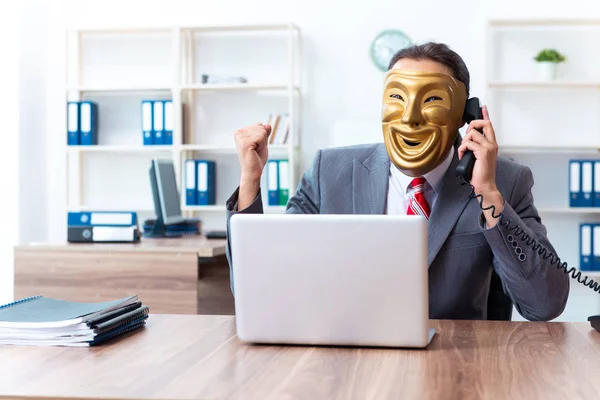 Podnikatel nosí masku v konceptu pokrytectví — Stock fotografie