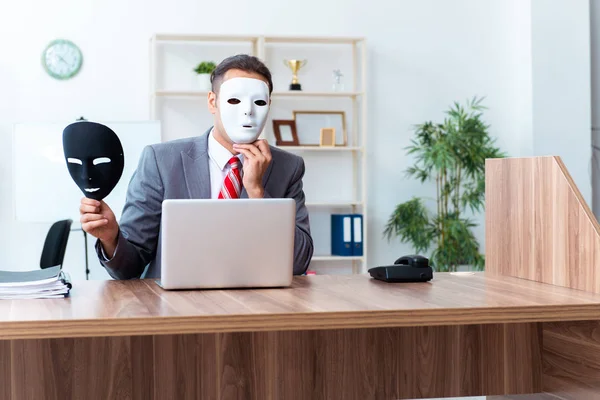Zakenman draagt masker in hypocrisie concept — Stockfoto