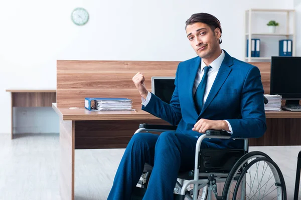 Junge männliche Angestellte im Rollstuhl — Stockfoto