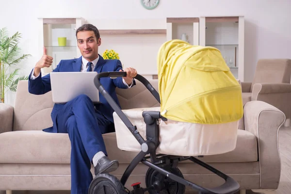 Jeune homme d'affaires s'occupant de bébé — Photo