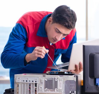 Bilgisayar tamir uzmanı bilgisayar masaüstünü onarıyor