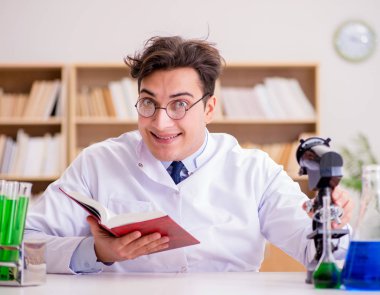 Çılgın bilim adamı bir laboratuarda deneyler yapıyor.