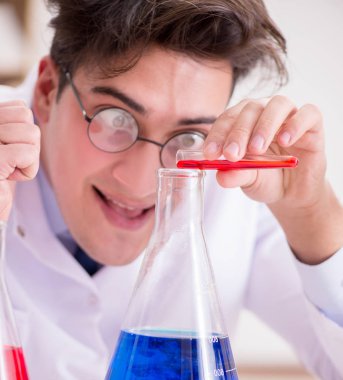 Çılgın bilim adamı bir laboratuarda deneyler yapıyor.