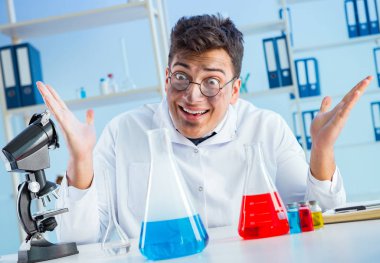 Laboratuvarda çalışan çılgın bir kimyager.