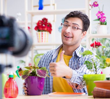 Erkek çiçekçi vlogger blogcusu kameraya video çekiyor