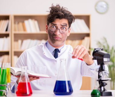 Çılgın bilim adamı bir laboratuarda deneyler yapıyor.