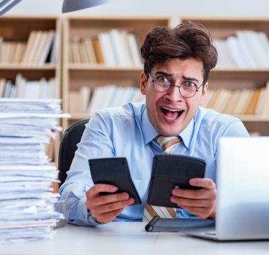 Ofiste çalışan komik muhasebeci.