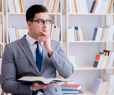 İş hukuku öğrencisi kütüphanede çalışıyor.