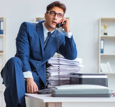 İşadamı kopyalama makinesinde kopyalama yapıyor