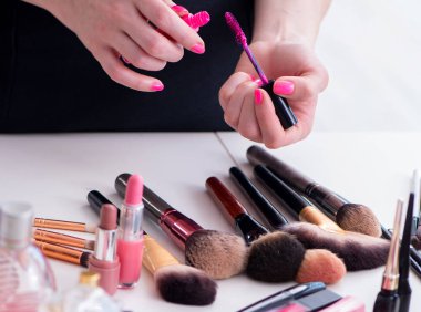 Masada gösterilen makyaj ürünlerinin koleksiyonu