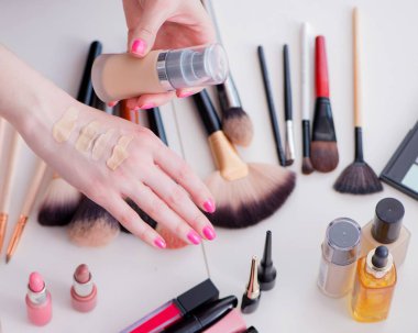 Masada gösterilen makyaj ürünlerinin koleksiyonu