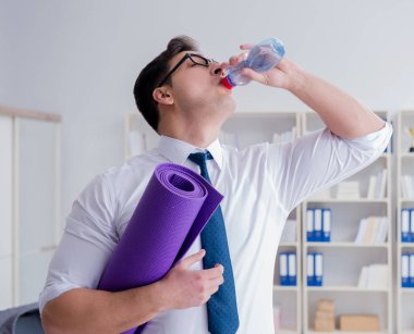 İş adamı spor salonuna gitmeye hazırlanıyor.