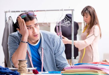 Atölyede erkek terzi ve bayan öğrenci.