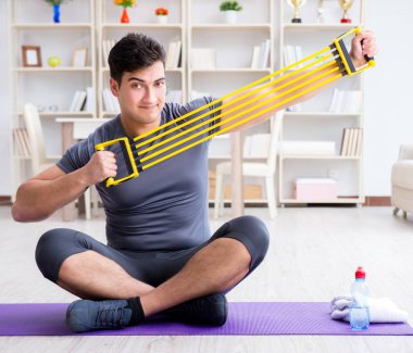 Genç adam spor ve sağlıklı yaşam tarzı dolandırıcılığı yapıyor.