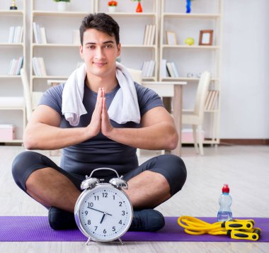 Genç adam spor ve sağlıklı yaşam tarzı dolandırıcılığı yapıyor.