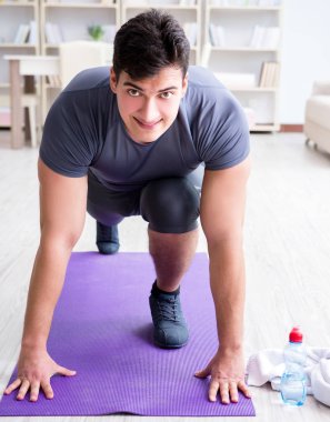 Genç adam spor ve sağlıklı yaşam tarzı dolandırıcılığı yapıyor.