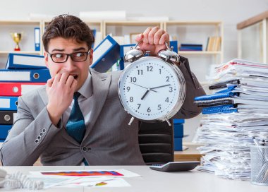 İş adamı aşırı çalışma nedeniyle teslim tarihini kaçırıyor