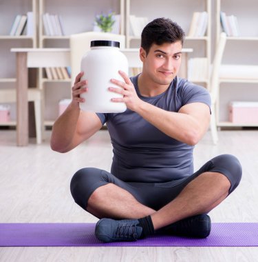 Sporda gıda takviyesi ve sağlıklı yaşam tarzı olan bir adam.