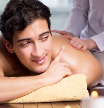 Kaplıca sırasında genç yakışıklı bir adam.