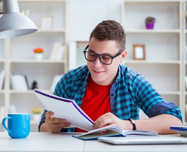 Sınavlara hazırlanan genç kız içeride masa başında ders çalışıyor.