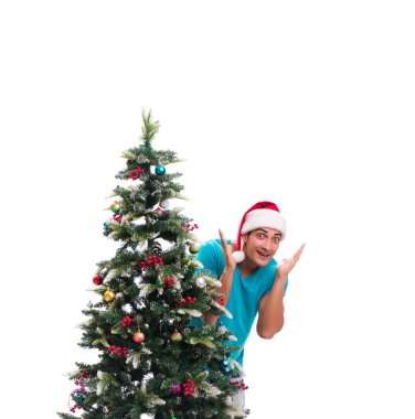 Genç adam beyaz üzerine izole edilmiş noel ağacını süslüyor.