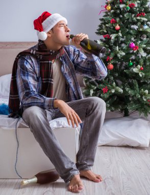 Adam noel partisinden sonra akşamdan kalma.