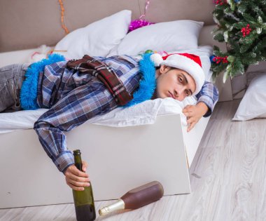 Adam noel partisinden sonra akşamdan kalma.