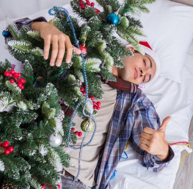 Adam noel partisinden sonra akşamdan kalma.