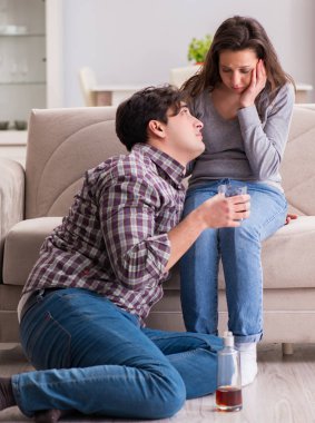 Genç bir aile kavramında içki sorunu yaşayan sarhoş bir koca.