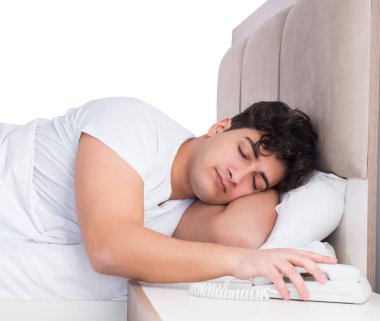 Yatakta uykusuzluk çeken bir adam.