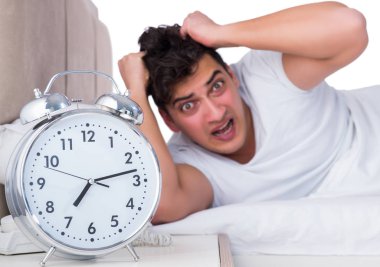 Yatakta uykusuzluk çeken bir adam.