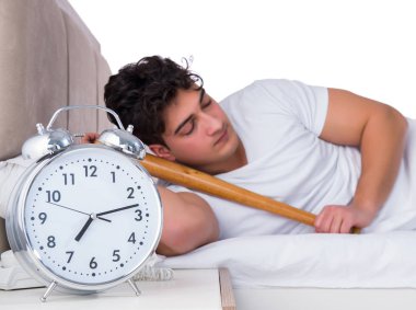 Yatakta uykusuzluk çeken bir adam.