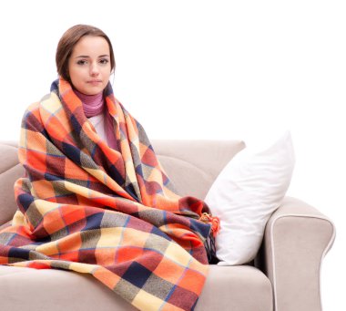 Ekonomi sınıfında soğuktan acı çeken bir genç.