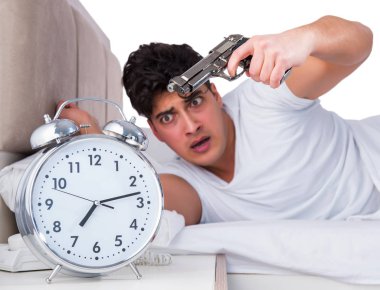 Yatakta uykusuzluk çeken bir adam.