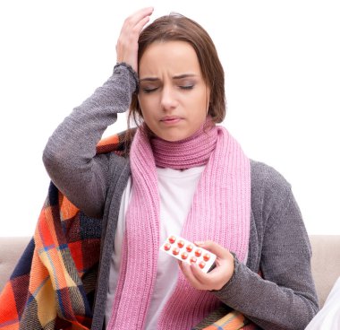 Ekonomi sınıfında soğuktan acı çeken bir genç.